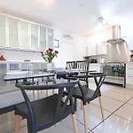 4 Bedroom Patio House Regent\'S Park - Parking
